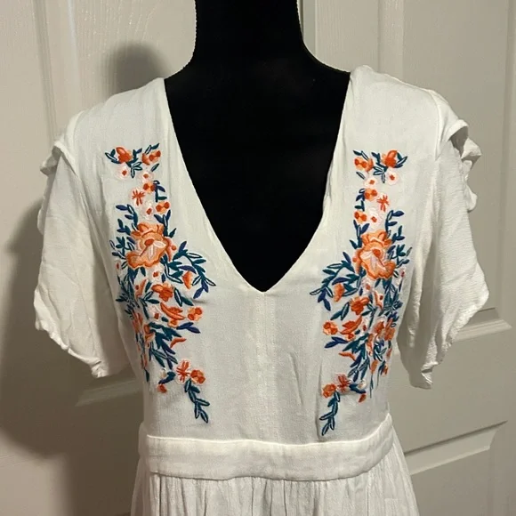 White flutter sleeves maxi dress - Picture 2 of 7